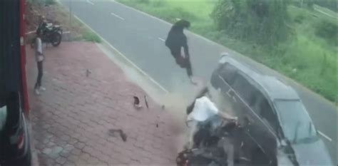 بھیانک حادثہ، موٹر سائیکل سوار خاتون کیمرے میں ہوا میں اڑتی ہوئی دکھائی دی ویڈیو Car Smashes