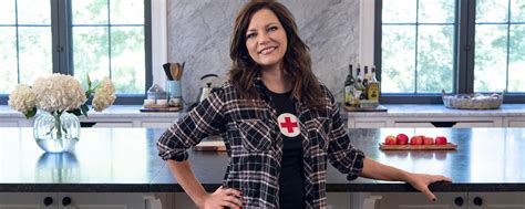 rather than dwelling on the devastating year of 2020 martina mcbride is finding a way to give back
