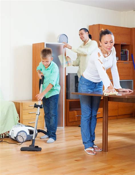 Imágenes Comunes Del Adolescente Que Ayuda Con La Limpieza En Casa