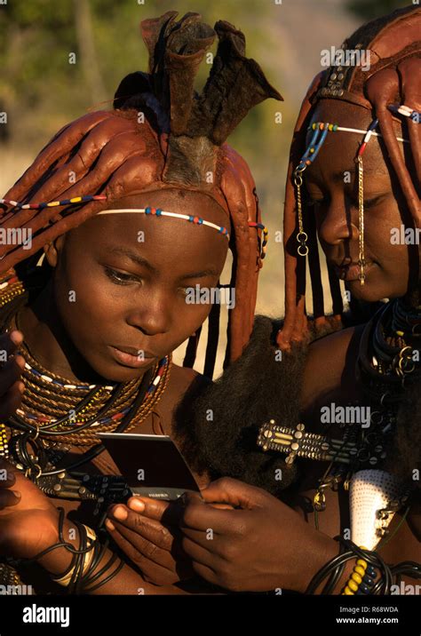 Las mujeres jóvenes de la tribu Himba en la provincia de Cunene