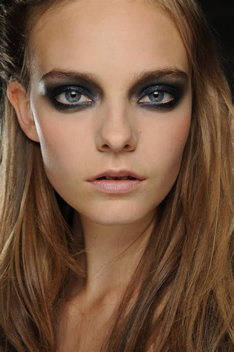 5 ways to make blue eyes pop with proper eye makeup. Black Smokey Eye Makeup Ideas - fashionsy.com