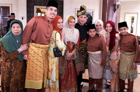 Story majlis bersanding abhar farah i pangeran abdul mateen hadir di majlis bersanding. Biodata Mohamed Azmin Ali