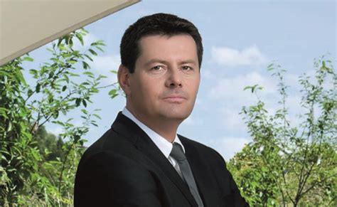 Stanovuje investiční strategii v klíčových oblastech zájmu, rozhoduje o expanzi i investicích a rovněž. Komárkova firma MND koupila v Německu ložisko na těžbu ...