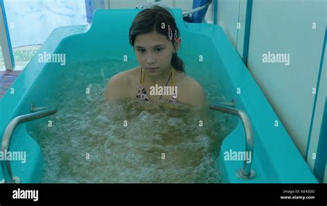 atractiva joven bañarse en un baño en un spa de salud las niñas disfrutan de la piscina baños