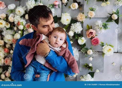Primer De Un Padre Cariñoso Que Besa A Su Hija Del Bebé El Hombre Hizo