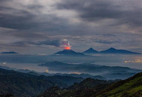 Erupción del volcán nyiragongo en congo provoca evacuación masiva en alrededores. Photo by @michaelchristopherbrown. Night landscape of ...