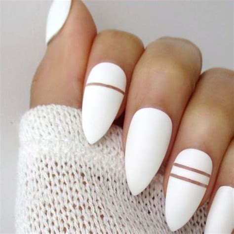 En caso de que no supieras, la década del 2000 está de vuelta, y con ella viene el regreso de las uñas blancas. 12 increíbles ideas para uñas minimalistas que debes ...