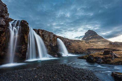 Kirkjufellsfoss Wasserfall Und Kirkjufell Berg Morgens Stockfoto Bild