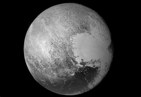 Nouvelle Image à Haute Résolution Du Globe De Pluton Autour Du Ciel