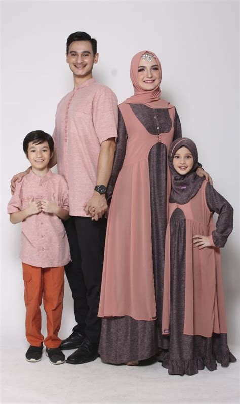 Warganet bagikan ide unik foto lebaran bareng keluarga. Model Baju Seragam Keluarga Untuk Lebaran 2020 Terbaru ...