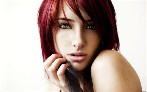 壁纸 面对 妇女 红头发 模型 简单的背景 长发 裸露的肩膀 黑发 口 皮肤 苏珊·科菲 美丽 眼 唇 发型 肖像摄影 拍照片 棕色的头发 人的头发颜色