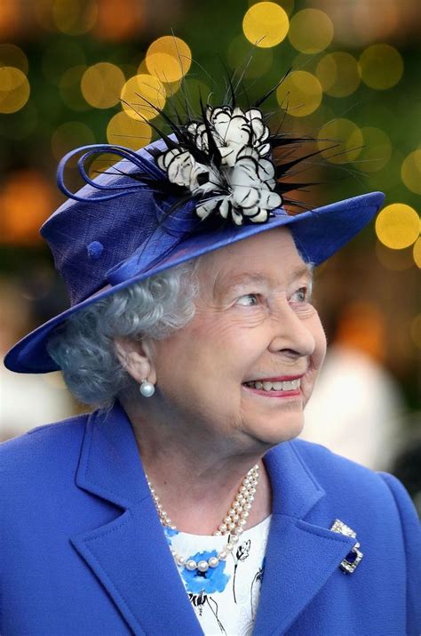 Cette vidéo est lue depuis un appareil chromecast, pour reprendre la lecture sur cette page. Nouveau record pour la reine d'Angleterre Elizabeth II