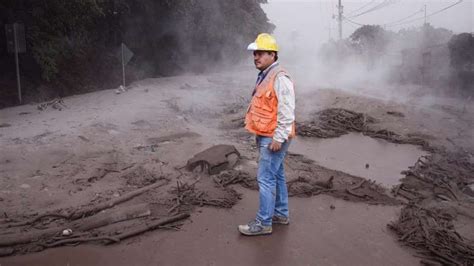 2018 06 04 Rescue Workers Struggle As Fire Volcano Spews Hot Mud