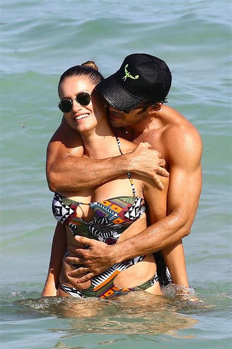 Lola Ponce Y Aaron Díaz Muy Acaramelados En Las Playas De Miami Infobae