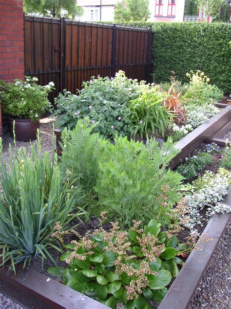 It costs next to nothing, especially if you already have a plant pot in mind. Small Front Garden Design Home Idea Part Ideas Yard Patio ...