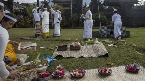 Warga Bali Bersembahyang Dan Menanti Letusan Gunung Agung Bbc News
