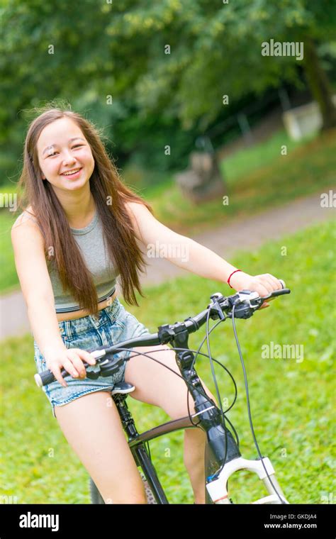 Teen Fahrrad Fahren Fotos Und Bildmaterial In Hoher Auflösung Alamy