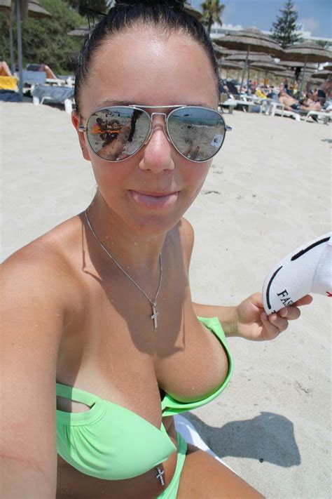 Colossal Cleavage On The Beach Foto Porno Eporner