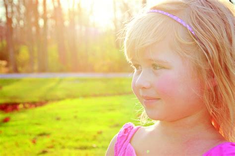 무료 이미지 자연 숲 사람 소녀 태양 사진술 놀이 햇빛 꽃 초상화 봄 색깔 가을 어린이 노랑