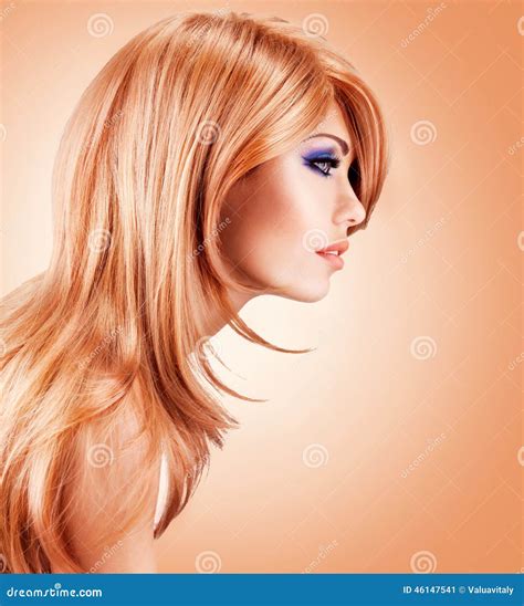 Profilowy Portret Piękna ładna Kobieta Z Długimi Czerwonymi Hairs Obraz