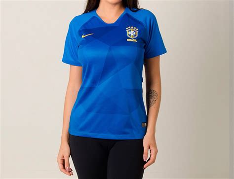 Acontece que a bela camisa atual das mulheres já estava com o projeto aprovado, quando a cbf lançou o novo logo da entidade em 2019. Camisa Seleção Brasileira II 2018 Feminina