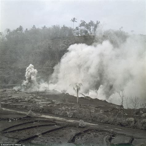 Bali Volcano Could Repeat Devastating 1963 Blast Daily Mail Online