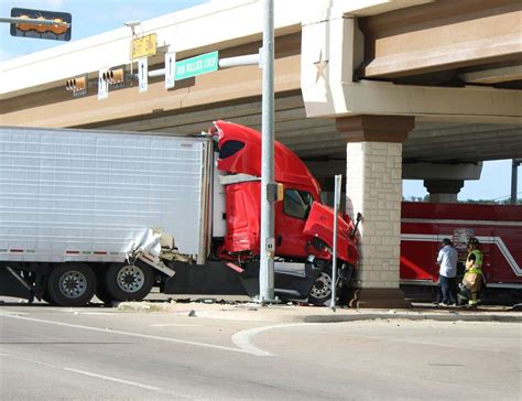 Tractor Trailer Crashes Into Pillar Near Laredos Saunders Loop 20