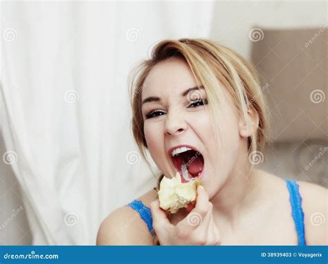 Adolescente Blonde De Femme Mangeant Du Fruit De Pomme Image Stock