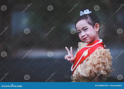 Una Niña Pequeña Con Un Vestido Tailandés Que Expresa La Singular Y