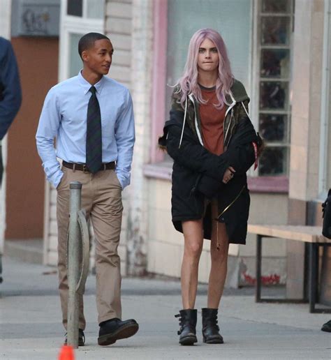 En fans kunnen maar een ding denken: Cara Delevingne and Jaden Smith on Life in A Year set -22 ...