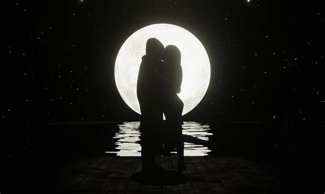 Amantes De La Silueta Besándose Románticamente Hay Una Luna Llena Y Una