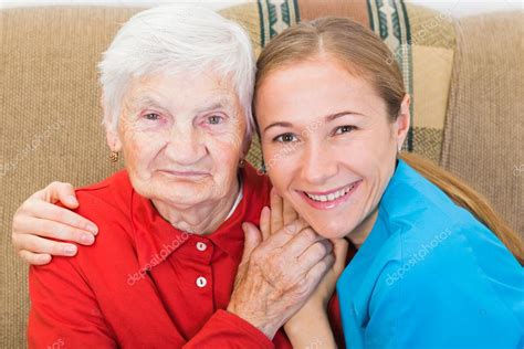Idős nő és fiatal gondozó — Stock Fotó © obencem #62174319