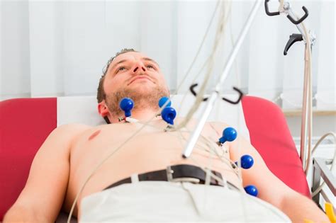 Paciente Masculino Teniendo Electrocardiograma De Ecg En Hospital Foto My Xxx Hot Girl