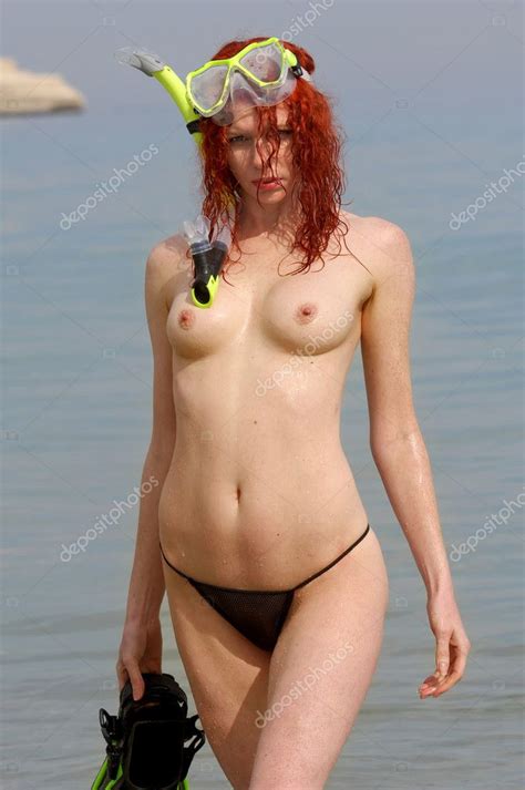 Sexy Topless Strand Meisje Dragen Van Scuba Uitrusting Stockfoto