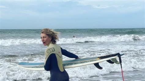 Pink Rs Dru Enje Sa Ovcama I Surfovanje U Okeanu Ana Stani Proslavila Ro Endan Daleko Od