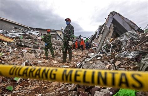 Indonesia Earthquake Toll Rises To 56 Teams Find More Bodies Clear