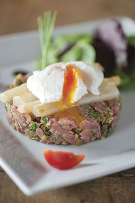Steak tartaar met gepocheerd ei en gebakken asperges Recept