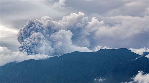 Indonesia Volcano Eruption 11 Dead Lava Spreads Up To 3 Km Height