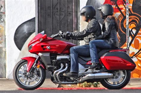 The honda ctx1300 is a cruiser motorcycle with shaft drive and a longitudinally mounted v4 engine. CHLK: FOTOS ESPÍA: HONDA CTX 1300