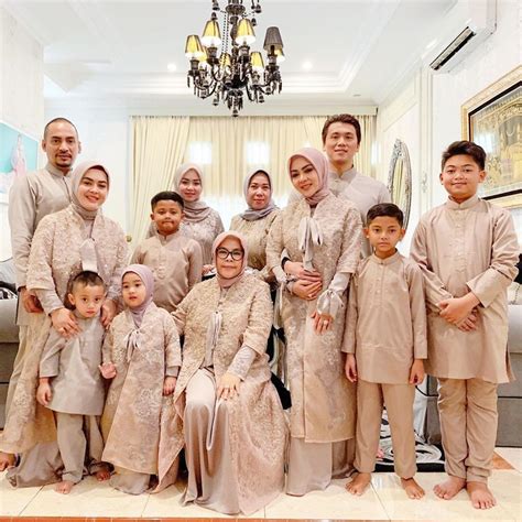35 model baju lebaran keluarga artis terbaru 2019. 3 Tips Memilih Baju Seragam Lebaran Keluarga - Jeparaku ...