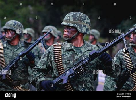 Soldados Marchando Mexico Fotografías E Imágenes De Alta Resolución Alamy