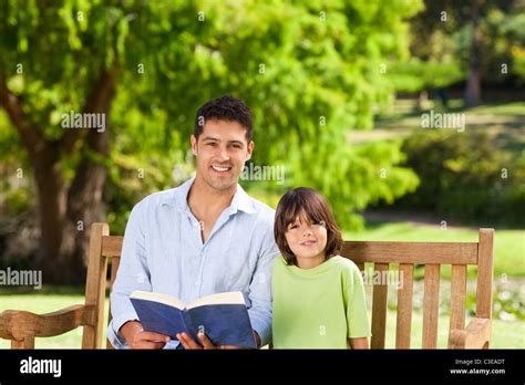 Hijo Con Su Padre Leyendo Un Libro Fotograf A De Stock Alamy