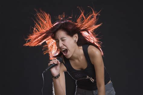 foto gratis woman with illuminated red hair singing into microphone para descargar freeimages