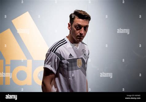 Mesut Oezil Steht Tras Der Vorstellung Der Neuen Adidas Trikots En