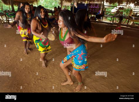 Embera Puru Mujer India Realizando Una Danza En Los Embera Puru Pueblo