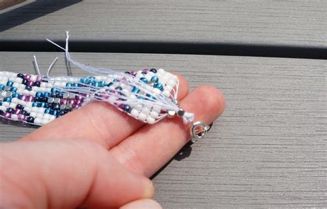 Basteln mit perlen ein perlenarmband weben. DIY: Festivalarmbänder aus Perlen weben VBS Hobby