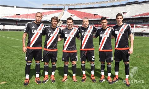 River plate tropezó como local en el partido de ida de los cuartos de final de la copa libertadores: Incredible River Plate Fourth Kit Issued