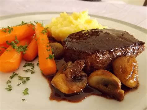 Trasferite le fettine cotte su un piatto, tenetele al caldo e continuate così fin quando non avrete finito di cuocere tutta la carne e, se necessario, aggiungete nella padella altro burro. Prepara Lomito Al Vino Tinto - ¡La Mejor Forma De Servir ...