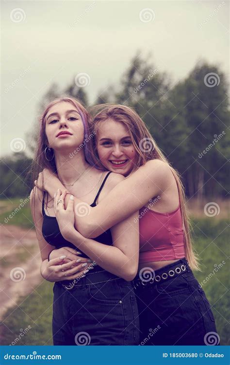 Deux Adolescentes Avec De Longs Cheveux En Promenade S Embrasser Photo Stock Image Du Hippie