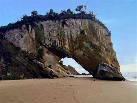 New pantai tusan coming soon in miri city! Pantai Tusan Cliff Di Miri Sarawak Tempat Menarik Yang ...